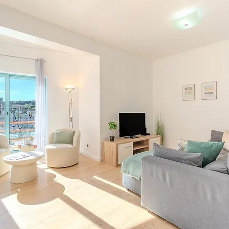 Διαμέρισμα Bright & Inviting 2-bedroom Apt, Marina *
