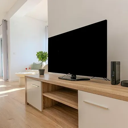 Apartman Bright & Inviting 2-bedroom Apt, Marina