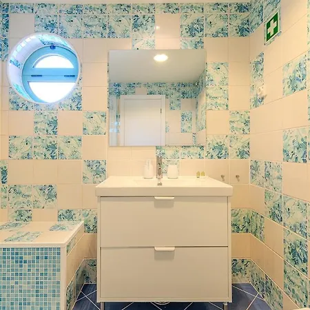 Bright & Inviting 2-bedroom Apt, Marina *